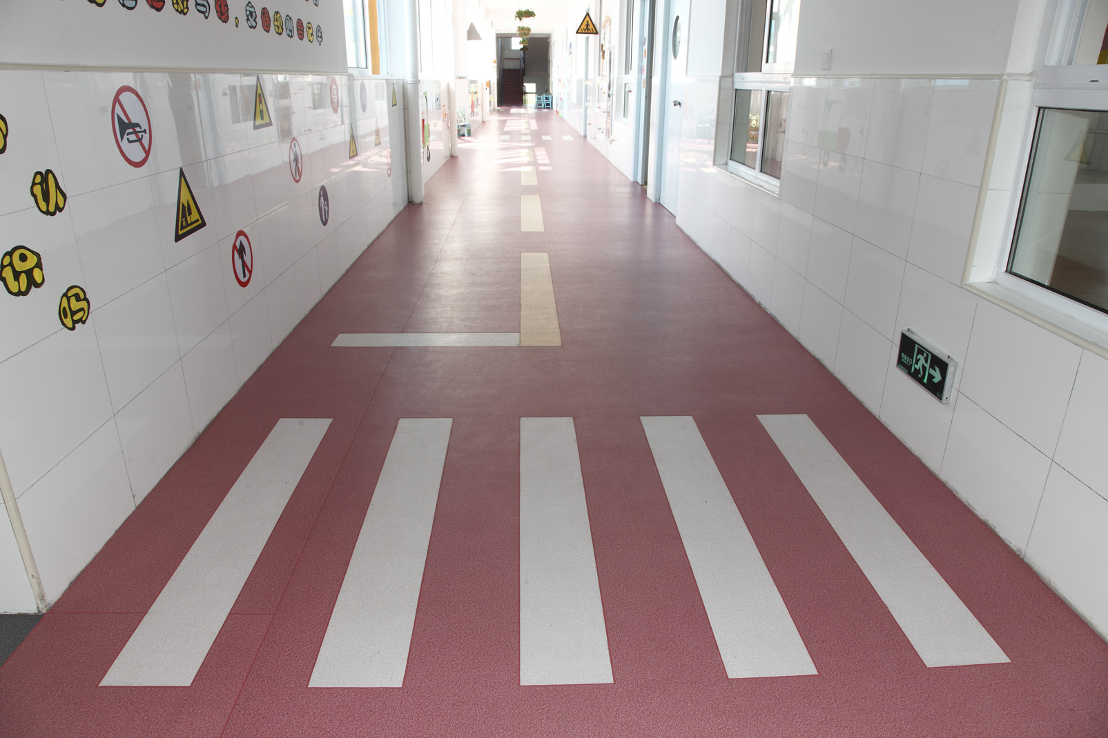 為什么幼兒園用地膠可以保護兒童的身體健康？【騰方PVC地板】